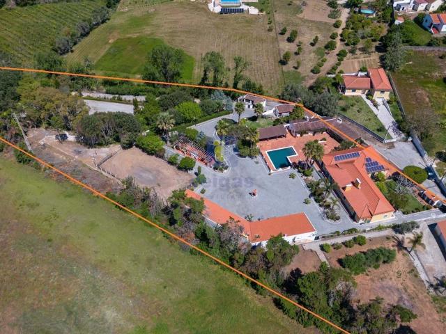 Quinta com 14.920m2 de terreno, 860m2 de área construída, 2 picadeiros, cavalariças, piscina, anexo para habitação, garagem e terreno com agricultura