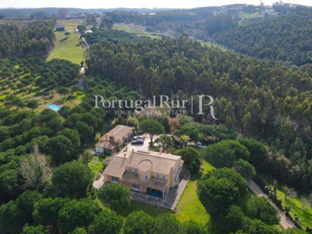Quinta com 16 ha e moradia a 15 min. das praias