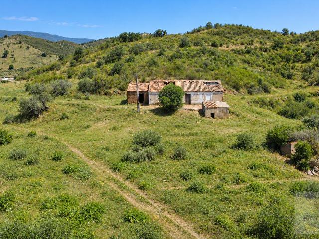 Quinta com 17,3 ha, ruína e ribeira em Alferce – Monchique