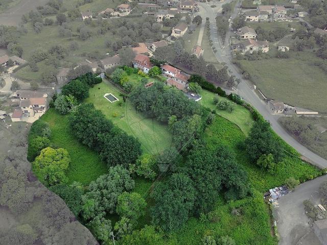 Quinta com 18.000 m2 de terreno, duas habitações, piscina e mais de 9.000 m2 em zona de construção