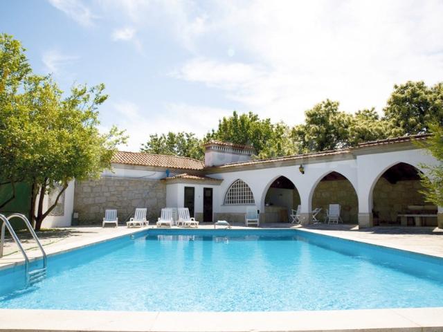 Quinta com 13400m2, 3 casas, piscina e court de ténis