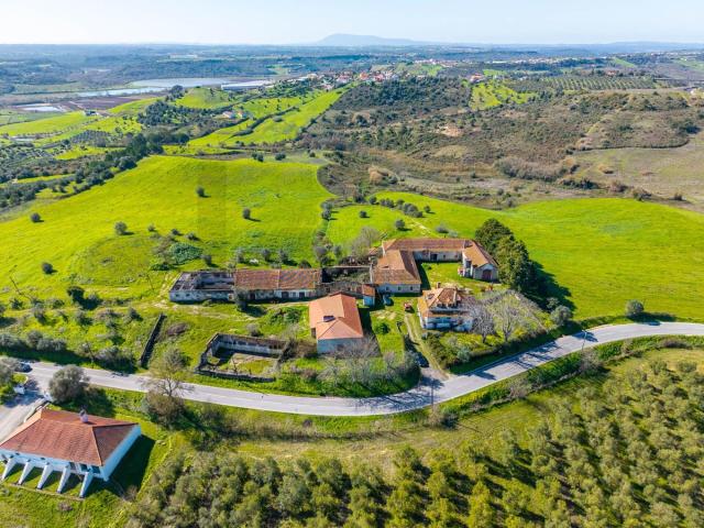 Quinta com 21 ha e várias construções perto de Santarém | Grande potencial