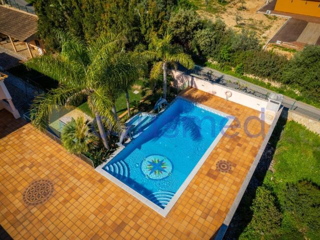 Quinta com 2,5 ha, moradia, 2 apartamentos, piscina, no Alga. 0m² Paderne