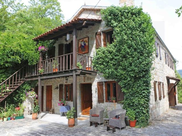 Quinta com 2 casas em granito, com mais de 200 anos, renovadas, situada no belo Vale do Alva, rodeadas por extensos jardins, parques e pomares