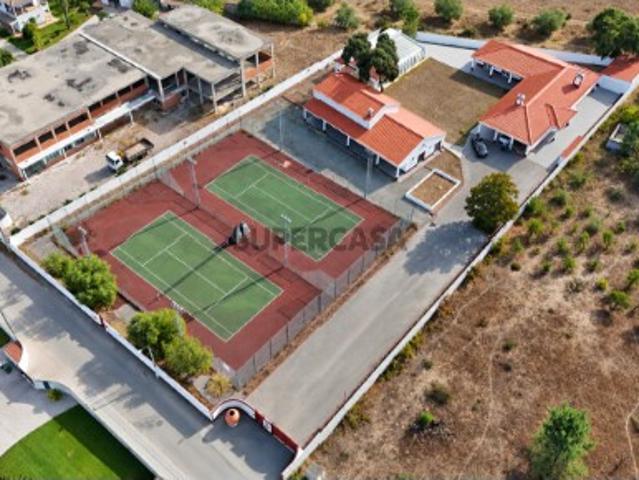 Quinta com 2 Moradias, 2 Campos de Ténis e Piscina, para Venda em Palmela