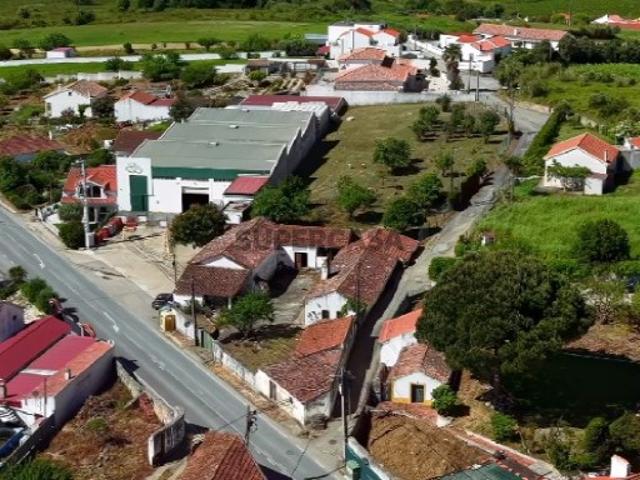 Quinta com 2 moradias em Curvel para remodelar