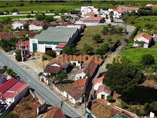 Quinta com 2 moradias em Curvel para remodelar