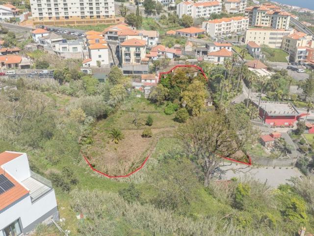 Quinta com 2 moradias para recuperar 2370m2 Caniço 93m² Caniço