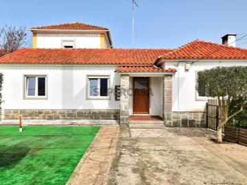 Quinta com 3 habitações, garagem e telheiro no Mucifal, Colares, Sintra