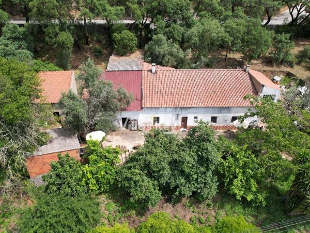 Quinta com 3 hectares de terra e várias casas em Monchique. 102m² Monchique