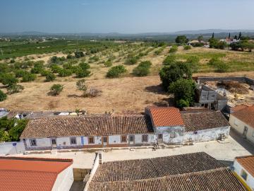 Quinta com 3 moradias e armazém para Reabilitação