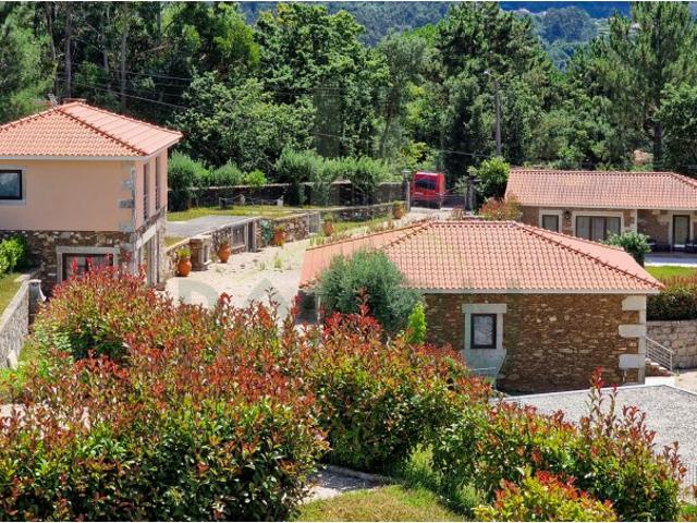 Quinta com 4 casas e piscina