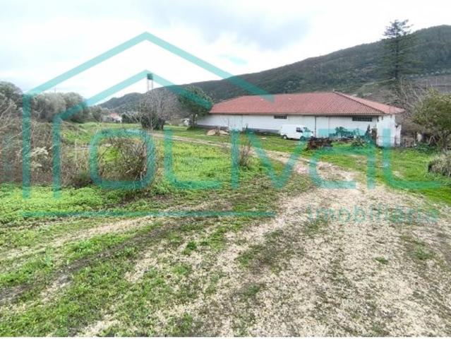 Quinta com 5000m2 de terreno Quatro armazéns e uma habitação