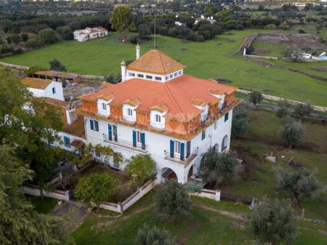 Quinta com 5,6 ha localizada à entrada da cidade de Évora