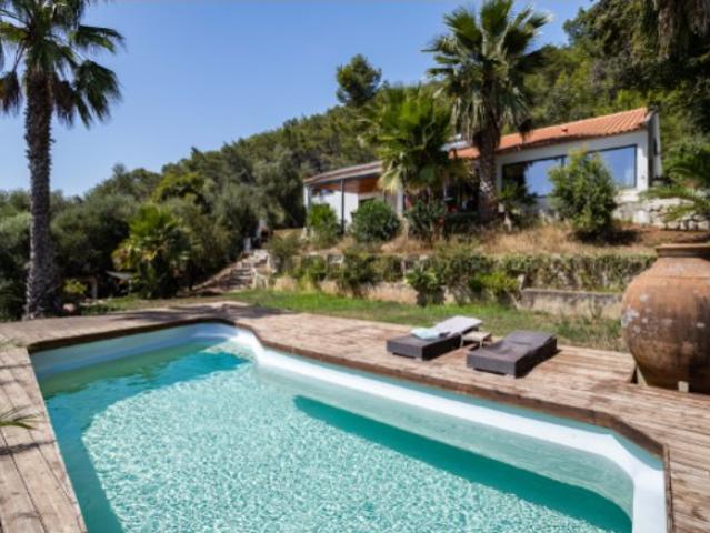Quinta com 6.750 m², moradia, piscina, jardim e vista de mar
