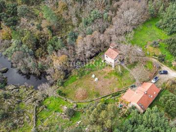 Quinta com 7.400 m² e 2 casas, confinante com a ribeira, em. 155m² Alcains