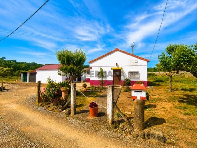 Quinta com 8280 m2 com acesso privado a rio em Tomar