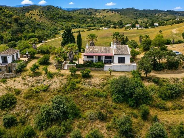 Quinta com 8,4 hectares, duas casas, arrecadações e barragem. 272m² Silves