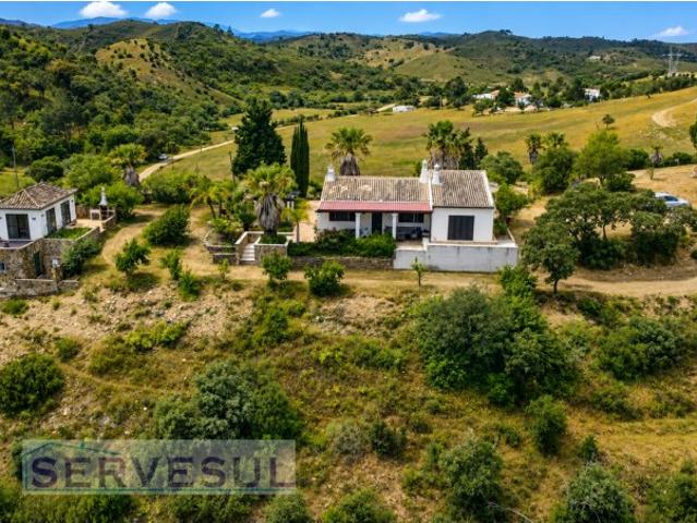 Quinta com 8,4 hectares, duas casas, arrecadações e barragem, localizada entre Messines e São Marcos da Serra, apenas a 30 minutos de Albufeira