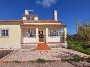 Quinta composta por uma moradia V4 e uma armazém com 5750 m2. 333m² Borba Matriz
