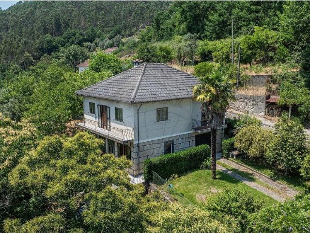 Quinta composta por 4 prédios urbanos e 2 prédios rústicos. 0m² Abadim