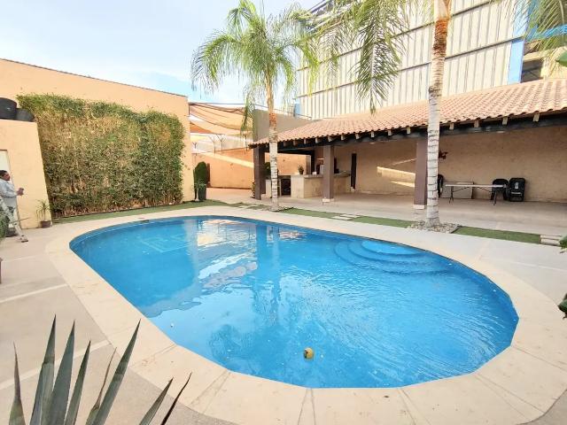 Quinta con alberca a solo una cuadra del periférico