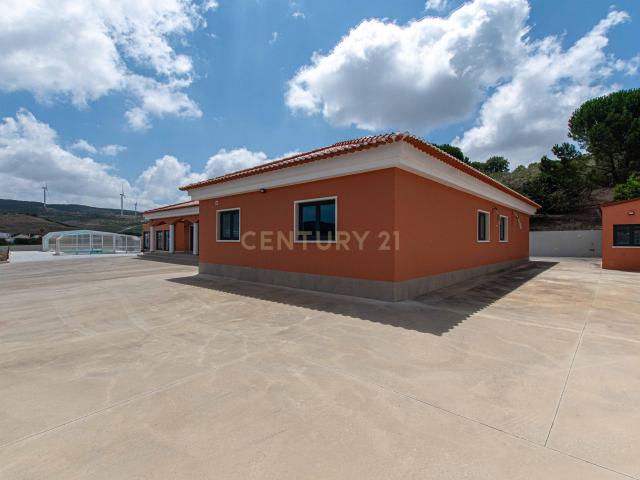 Quinta Contemporânea T5 | Piscina Coberta | 8.280 m² de Terreno | Sobral de Monte Agraço