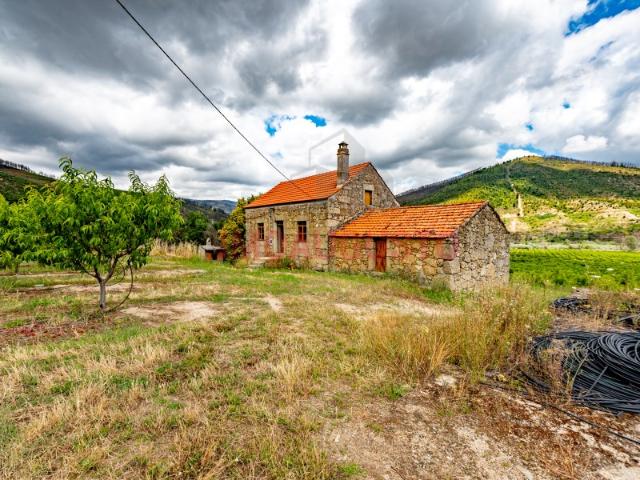 Quinta a confrontar com o Rio Zêzere