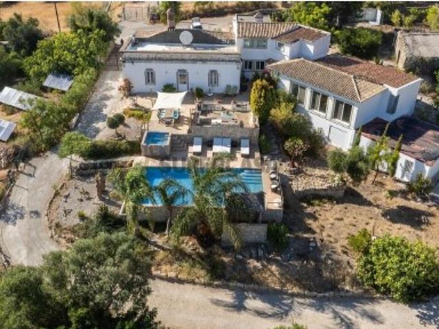 Quinta Autêntica Algarvia com 2,5 Hectares, Piscina e Licença de Turismo Rural