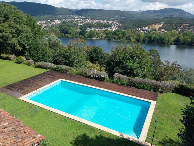 Quinta brasonada do século XIX 590m² Melres e medas