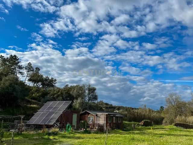Quinta c/2,5 hectares, casa pré fabricada e ruína para reconstrução
