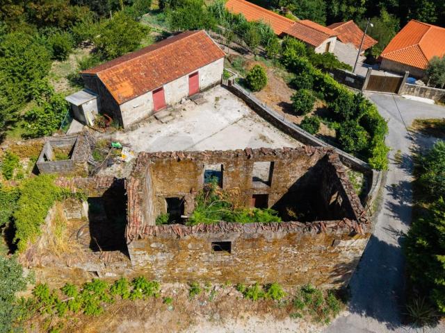 Quinta da Cachada, com 1.6 Hectares, Ruína de 246 m² e Margem de Rio em Cabeceiras de Basto