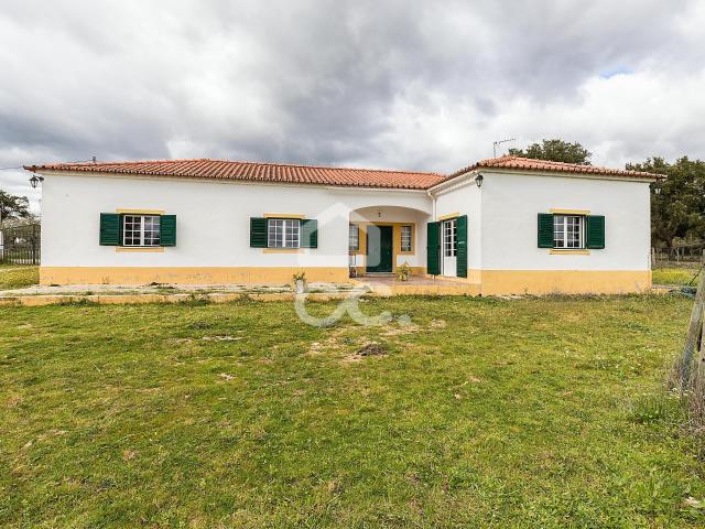 Quinta de 0,7 ha com Moradia T4 e Anexos | Azaruja, Évora