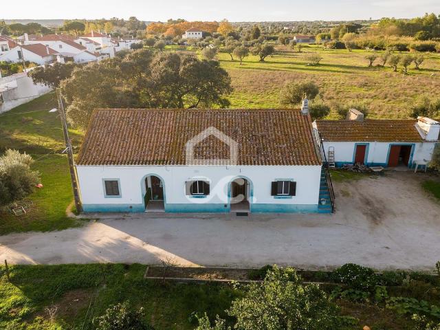 Quinta de 11.625 m² c/ Moradia T3 e anexos | Canaviais, Évora