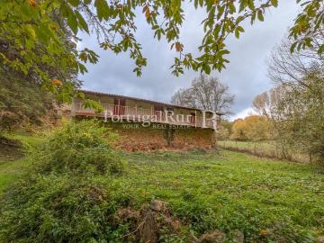 Quinta de 15 ha com várias construções no P. N. De Montesinh. 1006m² Parâmio