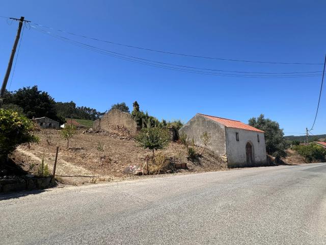 Quinta de 1,8 hectares com 3 edificios para recuperação, em Sobral de Monte Agraço