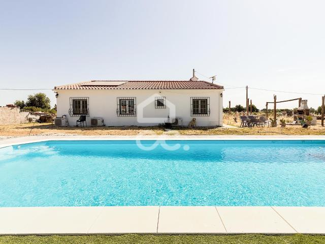 Quinta de 23.000 m² c/ Moradia T3 Renovada, Piscina e Olival | Bacelo, Évora