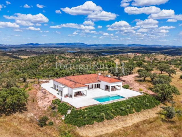 Quinta de 27 ha com Moradia T4 e Piscina no Alandroal