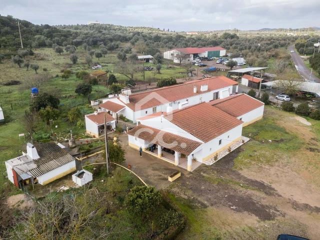 Quinta de 2,3 ha c/ Moradia T4, Garagem e Anexos | Estremoz, Évora