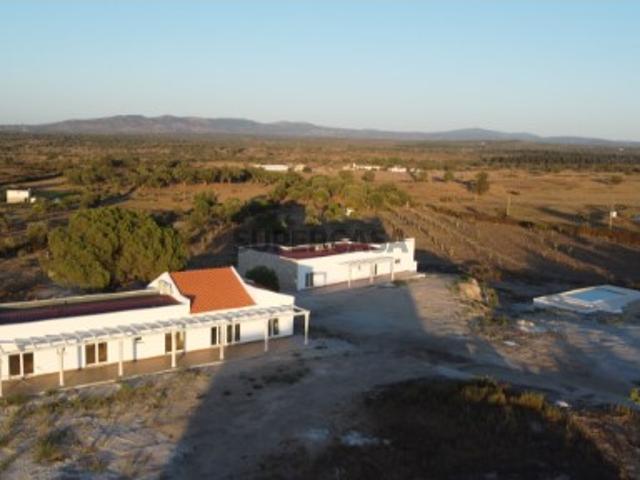 Quinta de 5,2ha com duas moradias T3 com piscina pronto a estrear