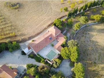 Quinta de Sonho a 60 Minutos de Lisboa: Moradia T4 com Pisci. 239m² Azoia de cima e tremês