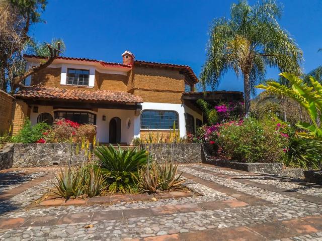 Quinta en Tepoztlán: 1,210m² con Bungalow y Alberca