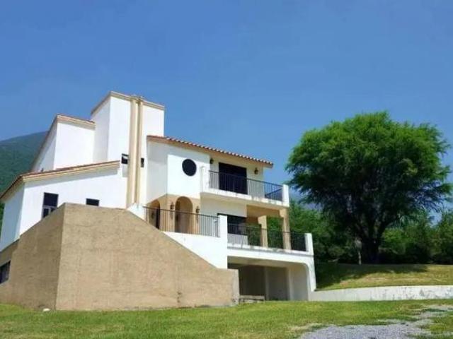 Quinta en venta en Cadereyta con amplio terreno y excelentes comodidades