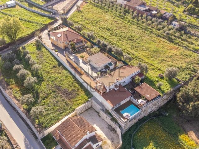 Moradia unifamiliar com 11 assoalhadas, terreno 1370 m2 a 10 minutos de Leiria. Potencial de Rentabilidade Híbrida Enquanto desfruta da sua casa, as 2 unidades adjacentes funcionam como centros de lucro independentes: Guest House & Casa Antiga: Ideais para Alojamento Local AL, permitindo receber turistas que procuram a autenticidade rústica ou o conforto moderno junto à piscina