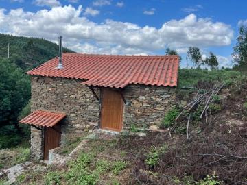 Quinta junto ao rio Alva, a 5 min de Coja, com 3 casas em xisto e aproximadamente 12 hectares