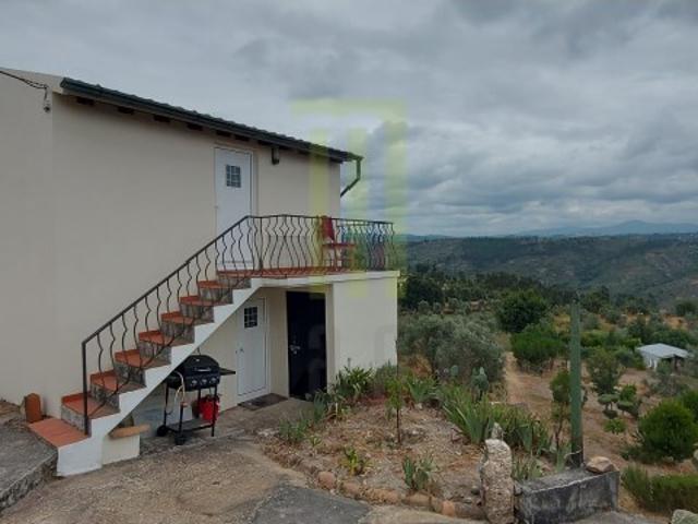 Quinta 'off grid' com casa e anexo autossuficientes prontas a habitar