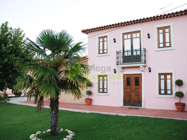 Quinta localizada perto de Ourém, com piscina, vários terrenos contíguos, jardim. Oportunidade!
