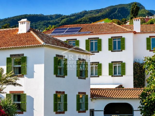 Quinta Madeirense Excepcional com Vista Panorâmica para a Ba. 410m² São Martinho