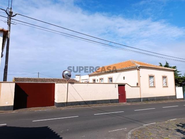 Quinta maravilhosa com 2 Moradias situada na zona do Pesqueiro, junto ao mar, com 290ml de orla costeira