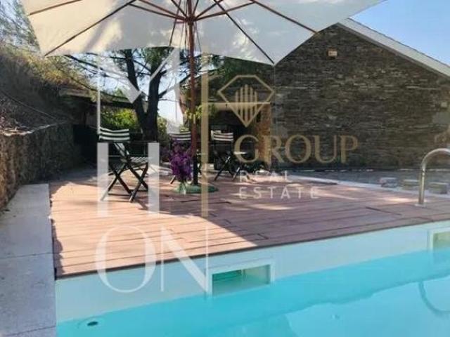 Quinta no Douro Superior com 3 hectares e casa térrea V3 revestida a xisto